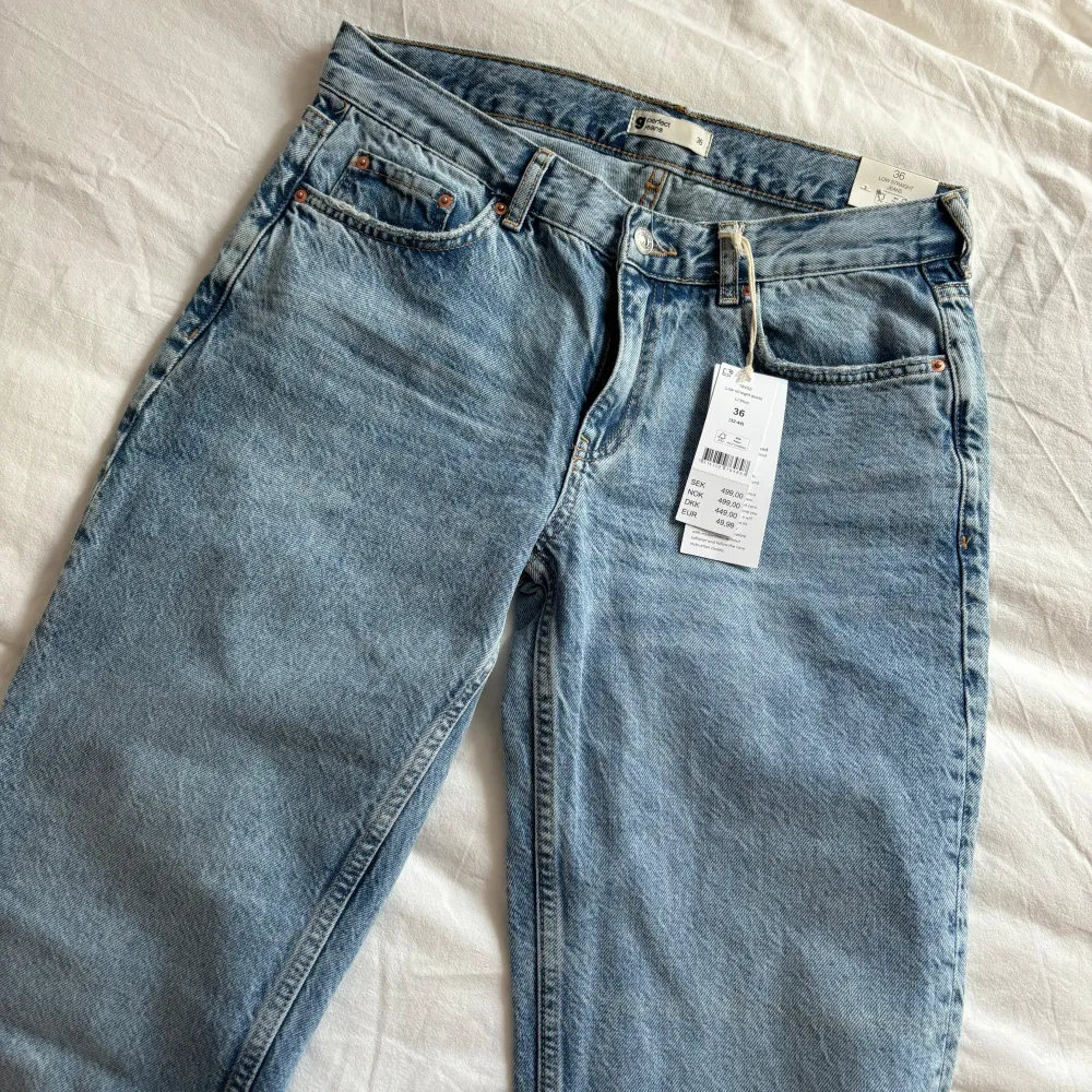 Populära slutsålda jeans från Gina i Low straight jeans. Storlek 36, helt nya med lapp! 💙. Jeans & Byxor.