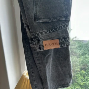 Jeans  - Väldigt snygga jeans i oversizepassform  Använda 1 h ett tillfälle 