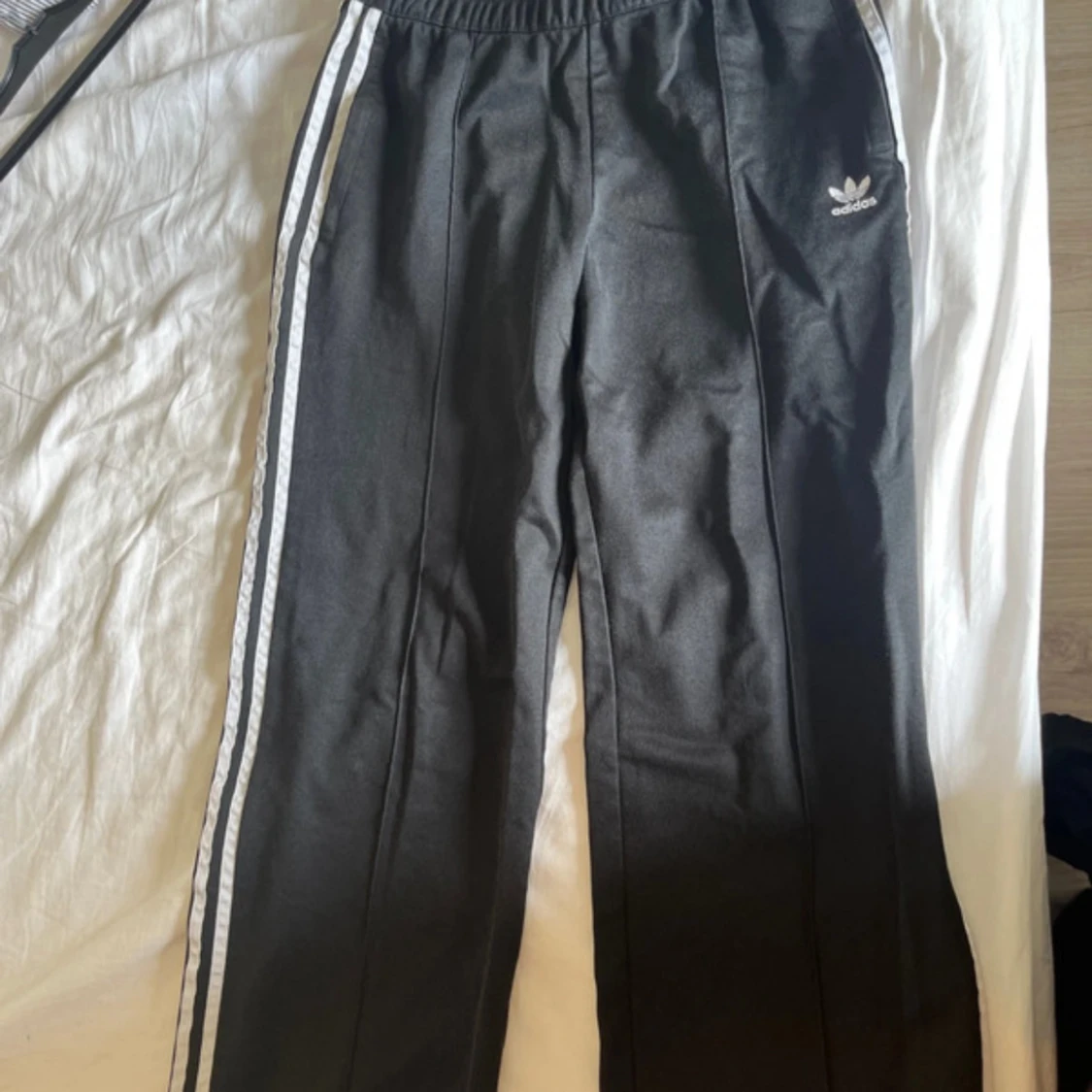 Svarta träningsbyxor från Adidas