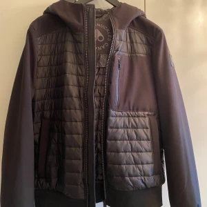Moose knuckles sherwood bomber jacka - Medium bomberjacka, knappt använd då den var tjockare än jag trodde. Köptes för 4000, retail är runt 4500 - 5000 nu. Passar bra för höst och vinter. Galje ingår.