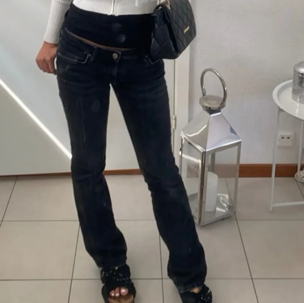 Säljer mina zara Low waist bootcut jeans, väldigt snygga! Inga defekter och säljer pga de inte kommer till användning! Nypris 379 🩷 Strl 36 passar bra för 34/s-xs 🤍. Jeans & Byxor.