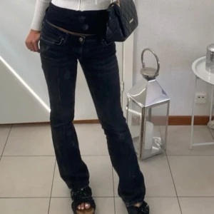 Zara Low waist jeans  - Säljer mina zara Low waist bootcut jeans, väldigt snygga! Inga defekter och säljer pga de inte kommer till användning! Nypris 379 🩷 Strl 36 passar bra för 34/s-xs 🤍