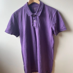Kortärmad Lila GAP Pikétröja/polo - Säljer denna kortärmade lila pikétröja/polo från GAP | Storlek Medium | Endast 99kr | Fint skick 👍  Hör av er om ni har några frågor och kolla in min profil för fler pikétröjor, skjortor och annat i storlek M/L 💸
