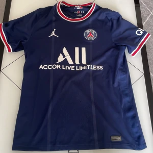 Psg tröja  - Tjena säljer min psg tröja som då är för stor för mig och har inte använt den den är helt ny.😃