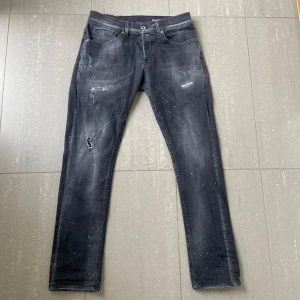 Dondup Jeans George  - Säljer nu dessa sjukt snygga dondups i svart grå färg med go tvätt och slitningar som alltså är populär design. Skriv för fler bilder/frågor🙌🏼