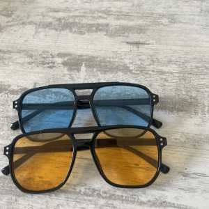 Solglasögon  - 100 kr för BÅDA  Onesize  Märke ingen aning fick dem av en kompis  Jätte snygga solglasögon som har en härlig färg En ljus blå och en orange 