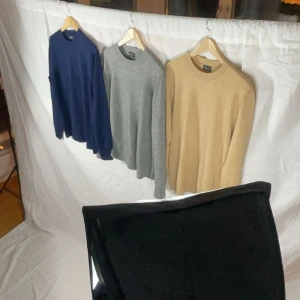 Merino/Kashmirtröjor (Nya) - Tjena säljer dessa eftertraktade tröjor i 70% merinoull och 30% från mitt klädföretag. Se mina tidigare annonser för mer info. Mörkblå finns i S&L. Grå: M&L. Beig finns i S,M och L. Skriv om du har fler frågor!