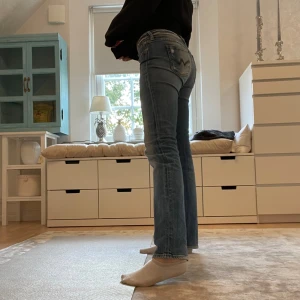 Blå jeansbyxor - Ett par blå jeansbyxor i storlek S. Byxorna har en normal passform och är lågmidjade (precis under naveln). Superbra skick. 