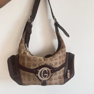 Vintage guess väska  - Super fin guess väska  Köpt vintage  ! 