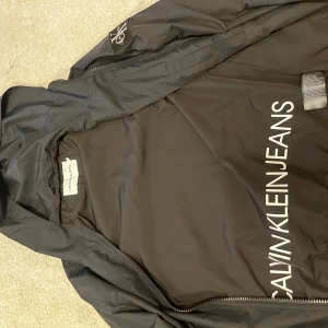 Calvin Klein jacka - Hej!  Dags för mig att sälja min helt nya Calvin Klein jacka. Använd MAX 5 gånger. Priset kan diskuteras vid snabb affär!! Vill bli av med den snabbt:)