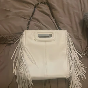 Maje inspirerad väska  - Säljer min maje inspirerande väska. I väldigt bra skick. Band ingår inte. Hör av er vid frågor eller eventuellt fler bilder. TRYCK INTE  PÅ KÖP NU! Då många är intresserade. Jag har valt att avakta för att få ett bra pris som väskan förtjänar. 🌸🌸