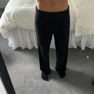 Kostymbyxor  - Kostymbyxor i mjukt material. Liknar satin. S men passar även M. 