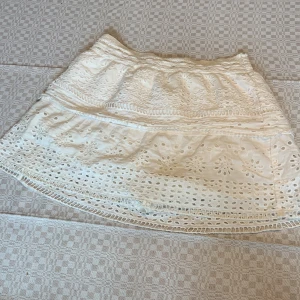 Vit spets kjol  - Säljer nu denna jätte fina kjolen från zara. Kjolen har inbyggda shorts. Är välanvänd men är fortfarande i ett bra skick 