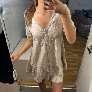 Klänning - Gullig Linneklänning från zara i strl xs, använd några gånger men är i nytt skick💞💞