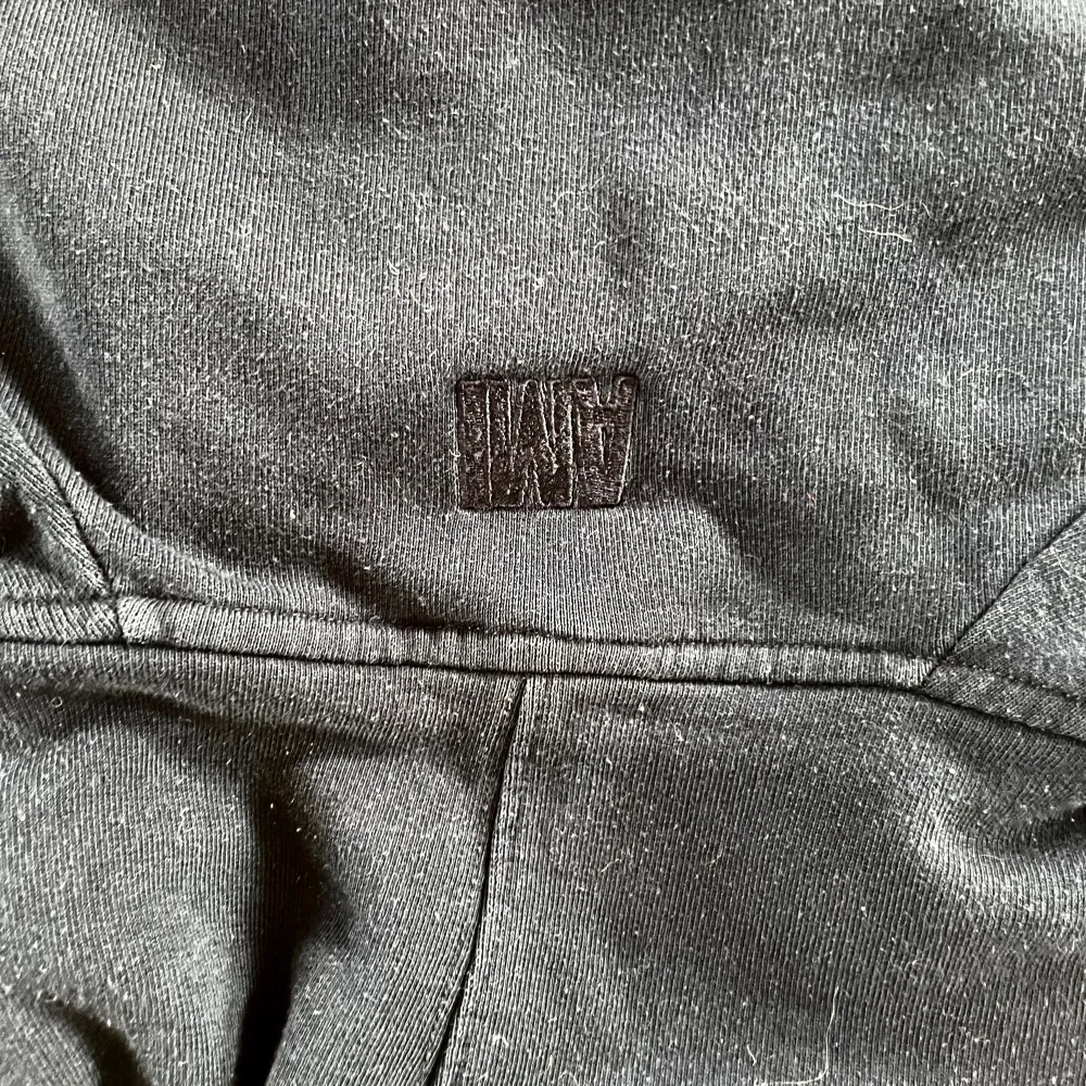 Hoodie från märket Ami Paris. Inköpt för 2490 kr, kvitto finns tyvärr ej sparat. Tyvärr lite för liten i storleken, hade gärna behållt den annars!   Tillverkad i: Portugal Färg: Navy Material: 80% bomull, 20% polyester Defekt: urtvättad. Hoodies.