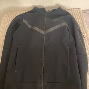Nike teech fleese - Säljer min nike teech fleesh pga att den inte kommer till användning, jätte skön att ha på sig, priset kan disskuteras