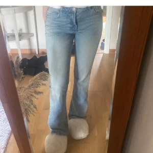 Zara jeans bootcut - Mycket bra skick, inte alls mycket använda. Strl 38, normala i storleken. Medelhög midja. 