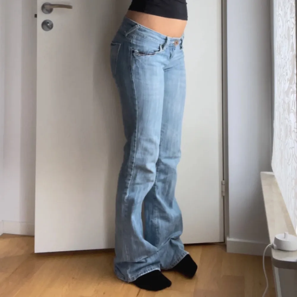 Säljer dessa supersnygga jeans som är i jättebra skick, inga slitningar! Skriv för frågor! Måtten finns på bilden💞Pris kan diskuteras vid snabbt köp.. Jeans & Byxor.