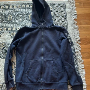 Blå peak performance kofta - Hej säljer min mörkblåa peak performance kofta eftersom den har blivit för liten för mig. Den är i topp skick och är en riktigt snygg kofta 