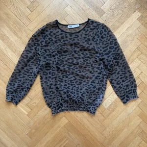 Leopard topp  - Super cool trekvartsärmad leopard topp i mesh material, storlek m men skulle säga att den passar mer en s 