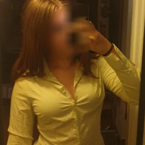 Gul-rutig skjorta från Tommy Hilfiger  - Passar både S-M då materialet är Stertch och andvänd fåtal gånger