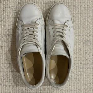 Vita läderskor Vagabond - Vita läderskor från Vagabond | Storlek: 43 - Skicket på skorna är bra utan defekter, kan rengöras för att få bort lite smuts - Pris: 299kr - Nypris: 1400kr - Pris kan diskuteras - Skriv vid funderingar! 