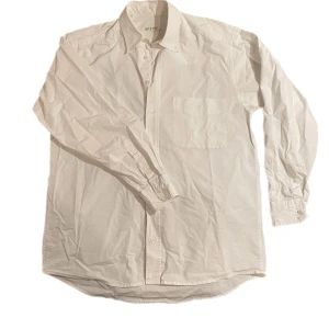 Vit skjorta - Lätt använd enkel vit skjorta i medium storlek från Costi & Dodds. Kan strykas. 100% bomull