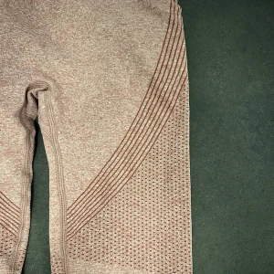 Träningstights - mönstrade träningsbyxor/leggings i stretchmatereal. Högmidjade med "Scrunch" baktill.  Dem är aldrig använda pga felköp, Små i storleken.  