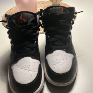 Jordan 1 Chile red - Storlek 38,5, skick 7/10 nypris 3000kr säljer pågrund av att skorna är för små, box medföljer kom privat för mer bilder