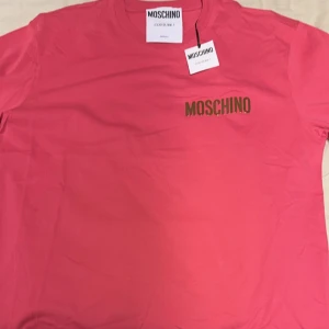 Moschino T-shirt  - Moschino T-shirt  Storlek L Helt ny, aldrig använd Äkta!!  Nypris ca 3000 kr 