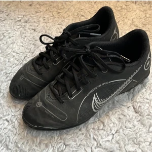 Svarta Nike fotbollsskor  - Hej! Jag säljer mina fotbollsskor pg av att dom är för små för mig och kommer inte till användning längre. Jag har använt dom i lite mer en 1 säsong. Jag köpte skorna för 500 så jag kan tänka mig diskutera priset vid köp.