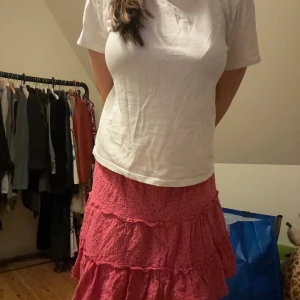 Rosa volangkjol💕🛍️🌸 - Är i storlek large (L) men passar mig perfekt som är medium, säljer för att den var lite för lång för min smak. Köptes från New Yorker för cirka ett år sedan och använts några gånger men i väldigt bra skick. Inga lösa trådar eller hål💕