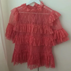 By malina Rachel blouse - Snygg blus från by Malina, kollektionen ”Rachel”. Endast testad, är i nyskick men prislappen har dragits bort. Storlek L men passar mig som normalt är en S/M. 100% polyester och tvättas i 30 grader. Nypris 1800, mitt pris 700 kr🩷💘