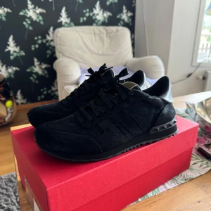 Valentino rockrunners - Säljer ett par rockrunners då dom e för små skick 9/10  ej äkta 