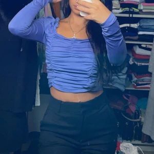 Topp - Långärmad blå/lila tröja som funkar till vardagen