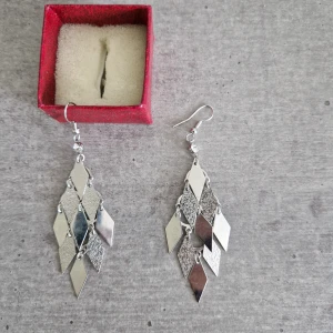 Smycke örhängena  - Säljer alla 50 kr Annars per styck 20 kr