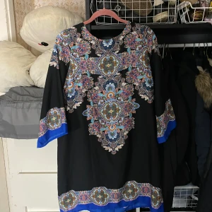 Klänning  - Ok skick vad jag ser priset är absolut diskuterbart och har du funderingar så tvecka inte på att höra av dig🥰