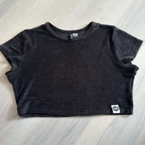 Mysig T-shirt/ topp i ”handduksmaterial” - Bekväm loosefit cropped T-shirt i storlek M. Består av polyester och bomull. Bra skick. Söker en ny ägare😊