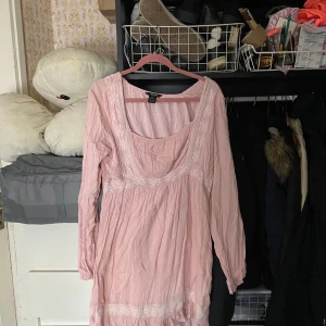 Klänning  - Ok skick vad jag ser priset är absolut diskuterbart och har du funderingar så tvecka inte på att höra av dig🥰