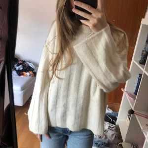 Vit stickad tröja - Jättefin vit stickad tröja fri från nopper elr liknande defekter 🌟köpt i vintras och är som ny