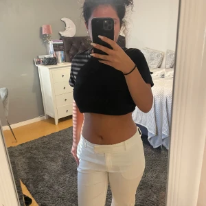 Lågmidjade vita kostymbyxor - Jag är 160 och dom är den perfekta längden för mig. 