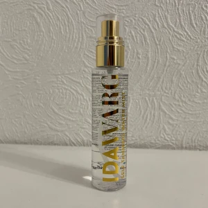 Ida Warg self tanning water mist - I nyskick, helt oanvänd. Vegansk brun utan sol spray med DHA utvunnet ur naturligt socker. Ger en lätt sommarfräsch solbrun färg på bara några timmar och doftar härligt av tropiska frukter. 75 ml. Originalpris: 199kr. Upphämtning i Malmö möjligt.
