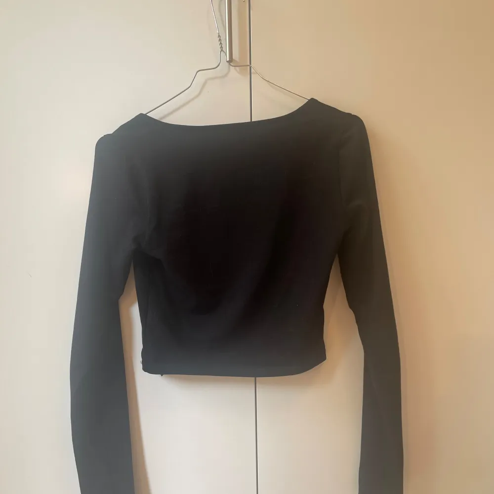 Svart långärmad topp från ASOS med en fyrkantig urringning. Toppen är i bra skick och endast använd en gång! Tryck gärna på ”köp nu” och kontakta mig vid frågor, fler bilder, m.m💘. Yläosat.