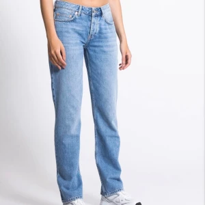 Populära jeans från Lager 157! - Jättesnygga jeans från lager 157 i modellen icon! Köpta här på plick men de passade tyvärr inte, är i fint skick⭐️skriv för fler bilder!