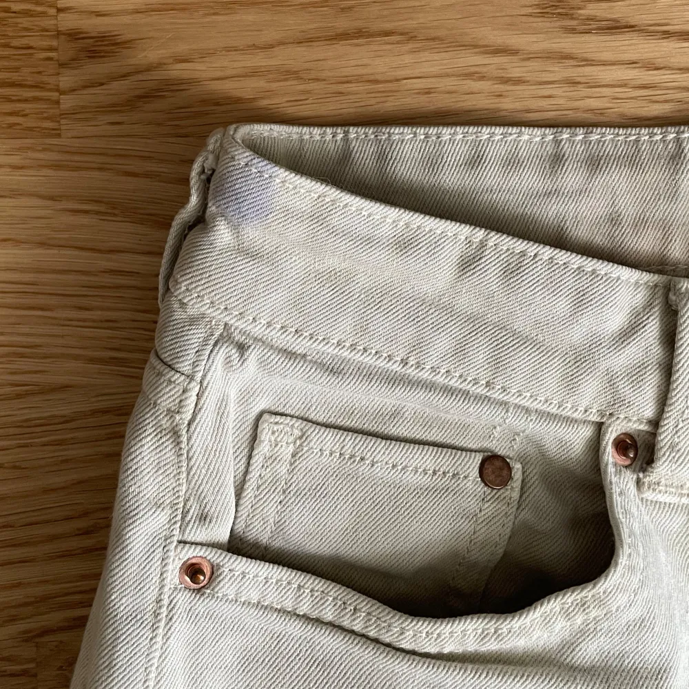 Beige shorts från H&M. En ljus lila fläck från silvershampoo på höger sida. Syns ej om tröjan går över eller har skärp. . Shorts.