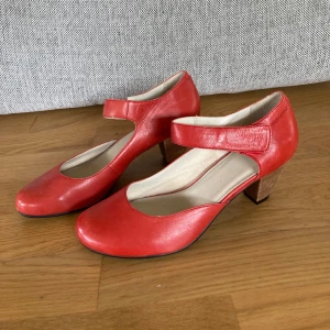 Röda pumps  - Snygga och bekväma pumps från vagabond. Röda, åt korallhållet. Sparsamt använda och därför i mycket bra skick. 