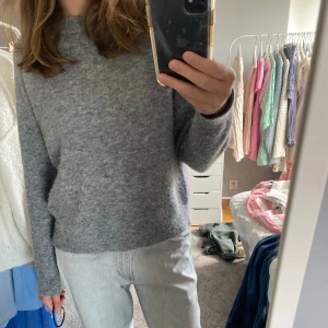 Stickad grå tröja - Populär tröja från Zara i jättefint skick. Strl S. Använd fåtal gånger. Säljer för att den inte kommer till användning längre.