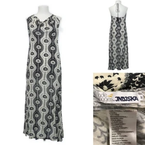 Halterneck klänning från Jade Jagger för Indiska  - Super fin klänning som sitter riktigt snyggt! Mjuk härlig modal, stretch, härlig tyngd i tyget som är väldigt mjukt också skönt. stl M. Mkt fint skick! Jade Jaggers kollektion för indiska (ovanlig!)