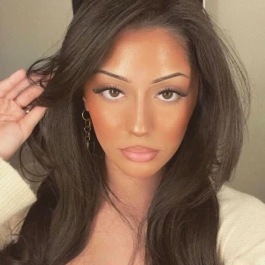 Örhängen  - Väldigt fina örhängen som är i samarbete med @raquelle055  Finns i guld och silver. Köp för 99kr/st Eller 185kr/ paret. Modell 147 Smyckes ställningen finns även att köpa för 299kr!