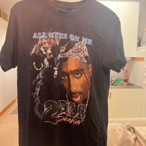 2pac T-shirt  - Storlek s, i bra skick. 